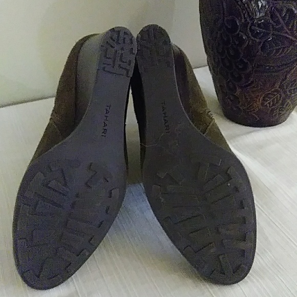 Sz 8.5M Olive Wedge Booties by Tahari - Picture 4 of 7